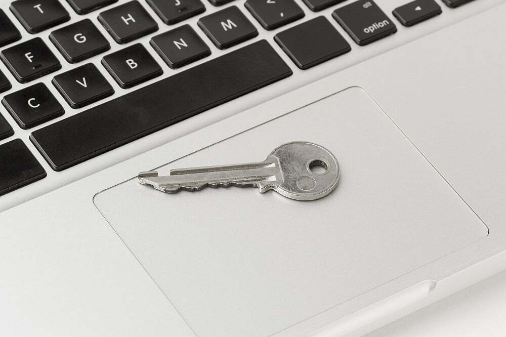 تصویری از یک کلید بر روی صفحه کلید لپ‌تاپ که به نوعی اشاره به کلمه کلیدی دارد.