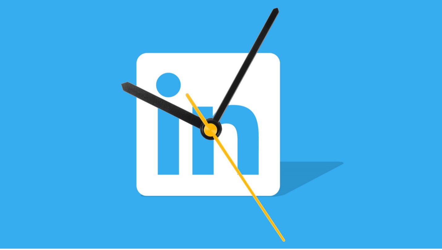 تصویری از لوگوی لینکدین که بر روی آن عقربه‌های ساعت قرار گرفته و به عنوان تصویر اصلی مقاله بهترین زمان پست گذاشتن در لینکدین قرار داده شده.
